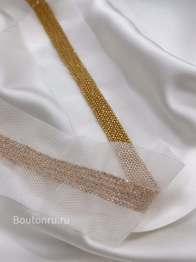 Тесьма мониль золотистая на белой сетке (10 рядов)