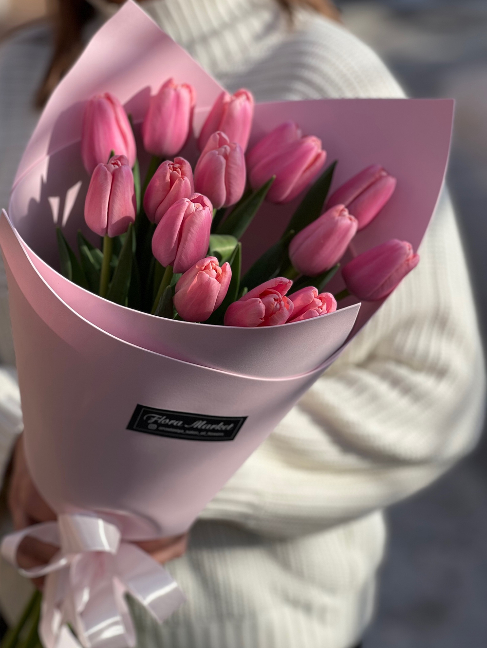Нежный букет из розовых тюльпанов в элегантном оформлении от Флора Маркет