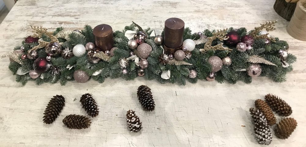 Новогодняя композиция на стол с свечами. и украшениями