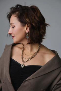 Колье из витой и тонких цепочек с круглым кулоном с синими и светлыми кристаллами