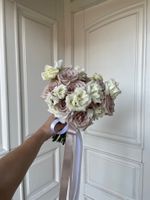 Свадебный букет из одноголовых роз, лизиантуса и латируса