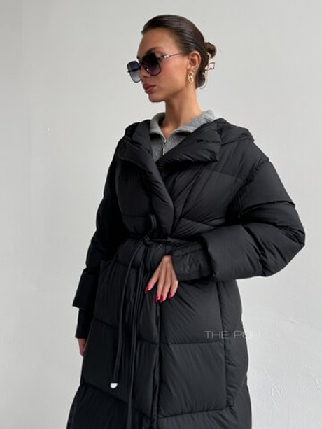 Удлиненный пуховик черного цвета с объемным капюшоном