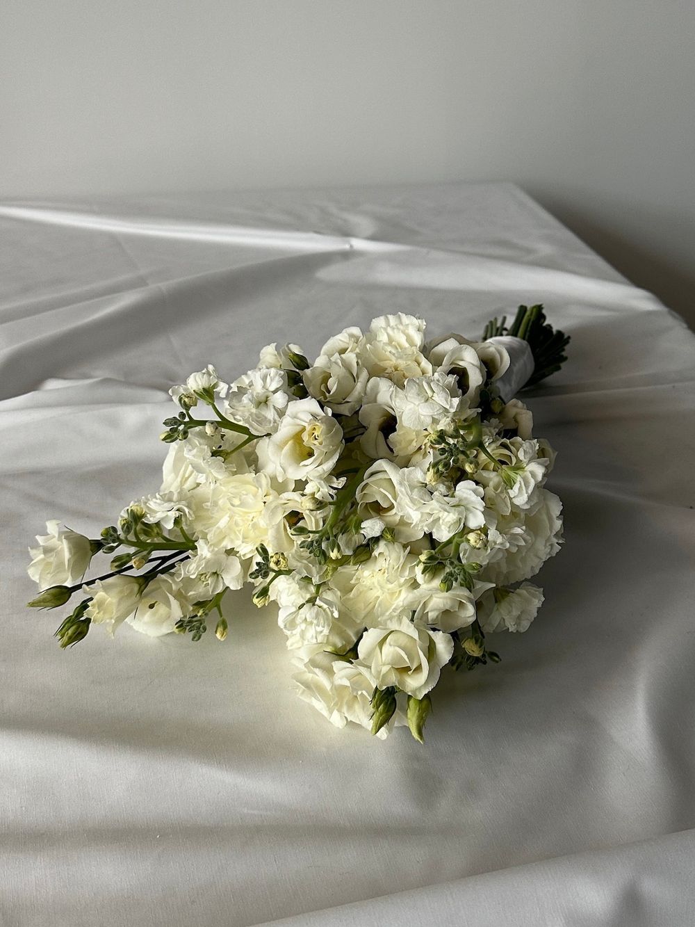 Свадебный букет из лизиантуса, маттиолы и диантусов