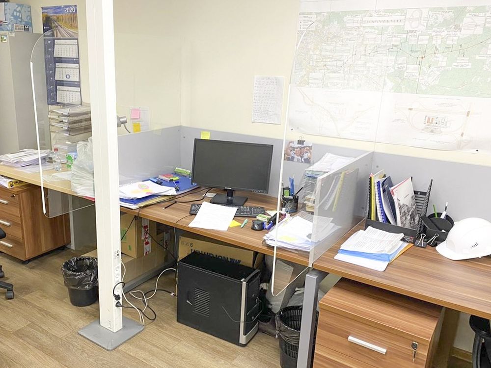 Прозрачные защитные экраны в офис опенспейс