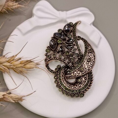 Брошь "Винтаж" со стразами.