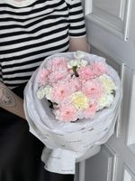 Букет с персиковой хризантемой и кустовыми диантусами