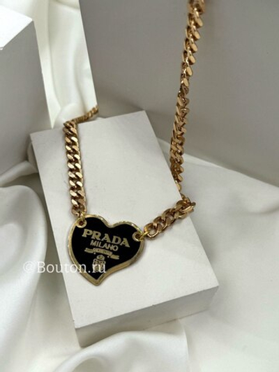Колье Прад. золотистое с черным лого в форме сердечка