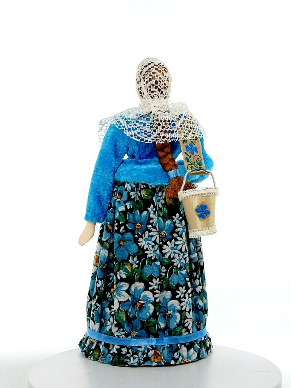 Фарфоровая кукла коллекционная Водоноска-казачка