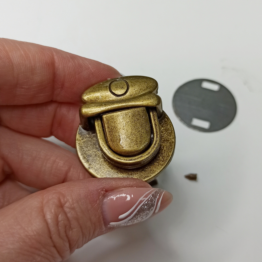 Замок вертушка на винтах 30*35 Антик матовый