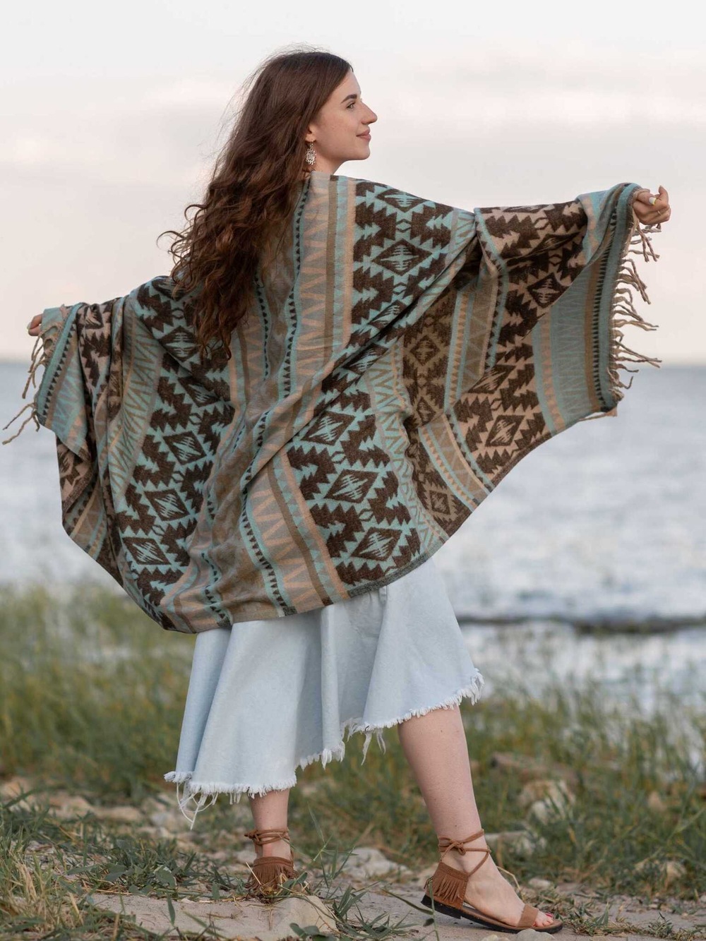 Теплый палантин с орнаментом