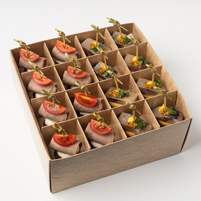 Бокс канапе с сельдью и языком