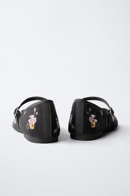 ZARA БАЛЕТКИ С ВЫШИВКОЙ В ВИДЕ ЦВЕТОВ, СЕРЫЙ