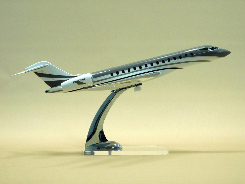 Модель самолета Bombardier Global 7500 (М1:100,  RA-73592)