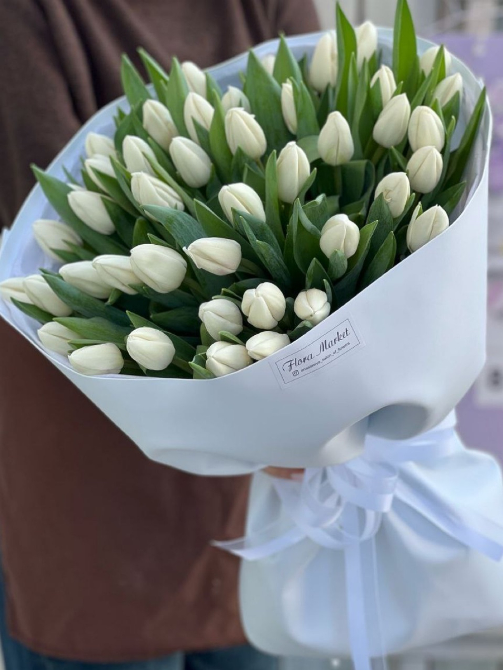 Белые тюльпаны в нежном оформлении от Флора Маркет