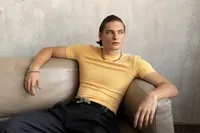 Желтая футболка 