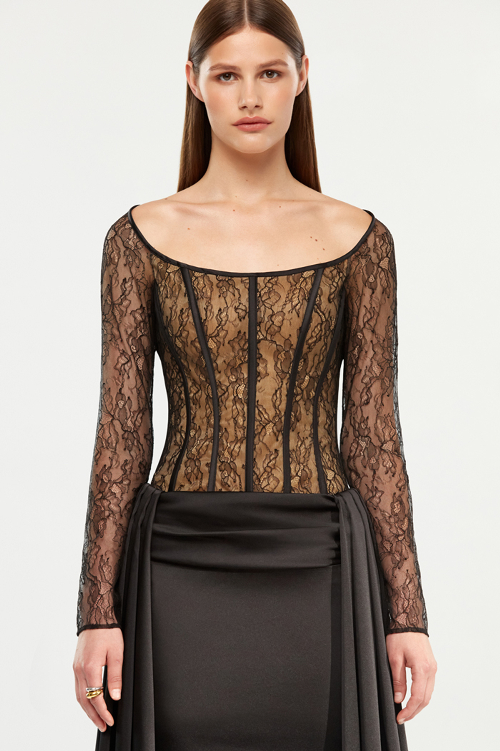 Платье макси корсетное из атласа и кружева со шлейфом