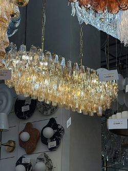 Эффектная люстра с множеством рифлёных стеклянных плафонов янтарного оттенка на золотом основании ✨