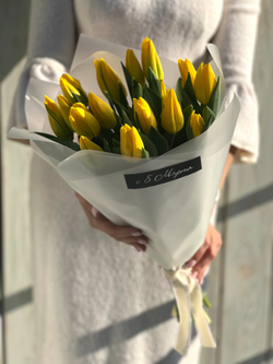Весенний букет из желтых тюльпанов в элегантном оформлении от Флора Маркет