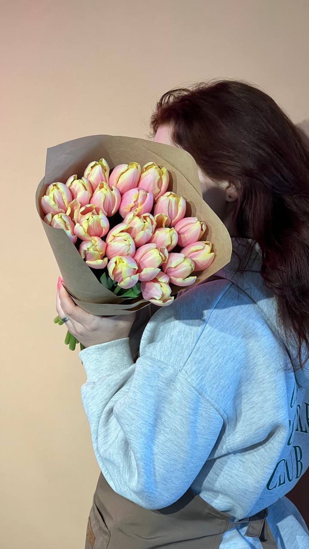 Охапка 20 тюльпанов нежных розовых оттенков