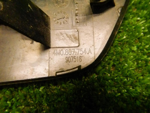 Крышка форсунки правая Audi Q7 2 (2015-2019)