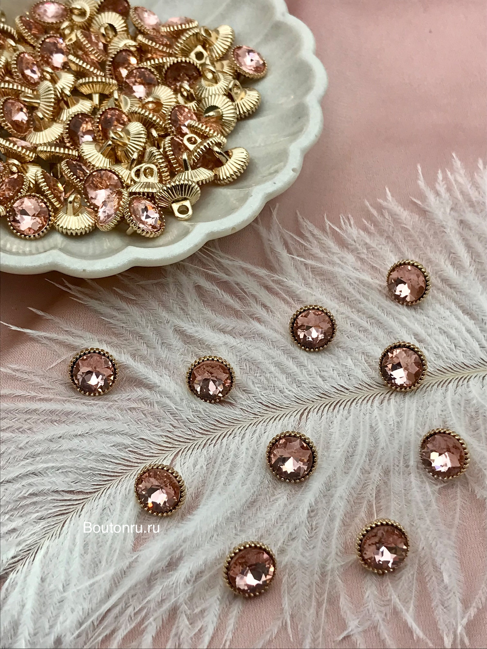 Пуговицы стразы розовые в золоте на ножке