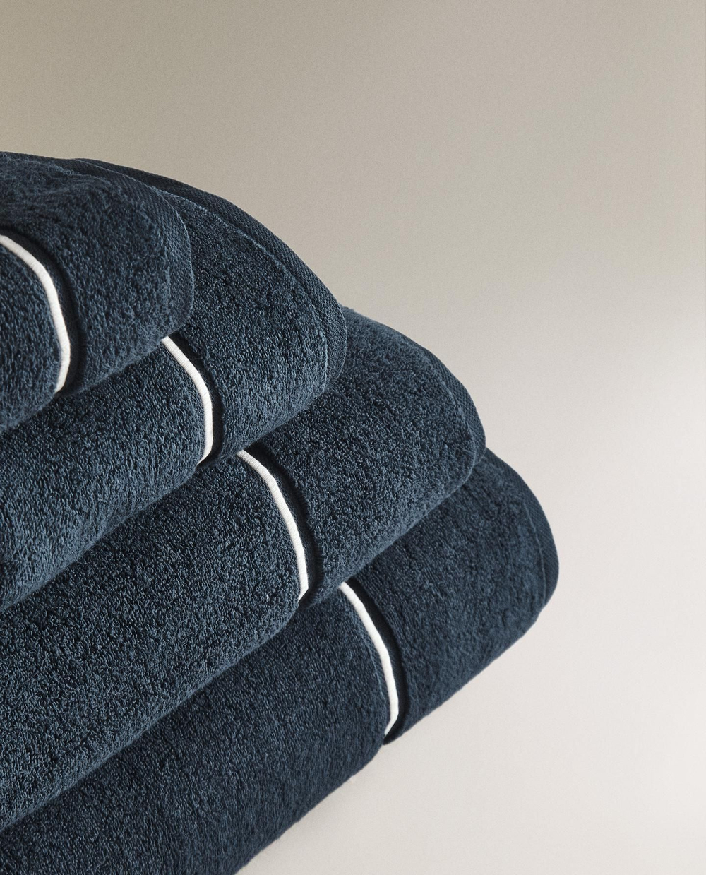 Zara Home - Банное полотенце с вышитым бордюром, синий, 90х150 см