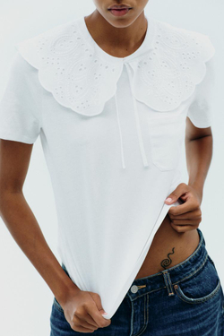 ZARA ФУТБОЛКА С КРУГЛЫМ ВЫШИТЫМ ВОРОТНИКОМ, БЕЛЫЙ