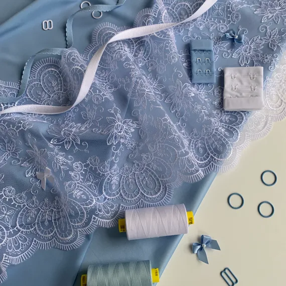 Вышивка на сетке белая 22 см