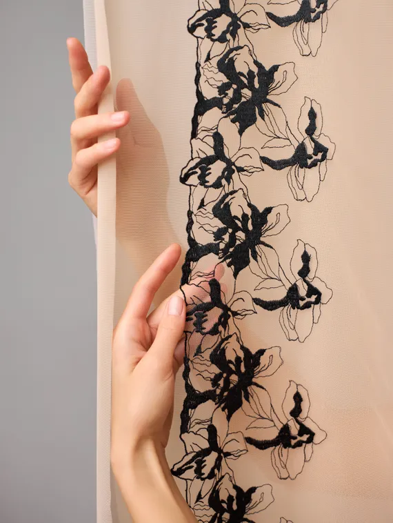 05-165 ОПТ Вышивка на неэл. сетке 22 см, бежевый/черный (левая)