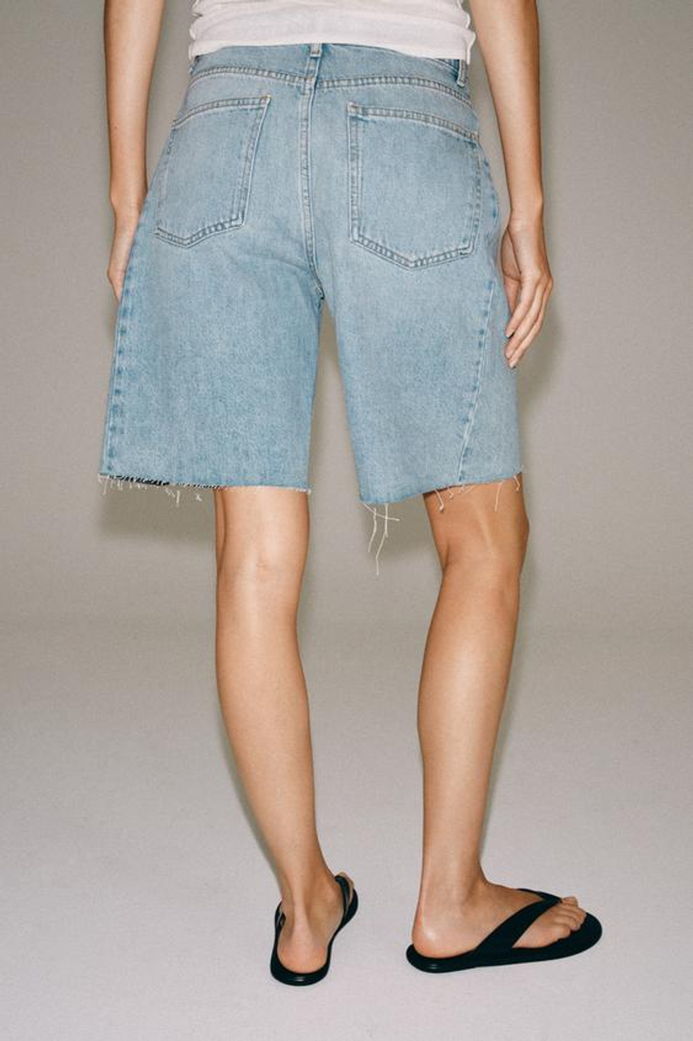 ZARA ДЖИНСОВЫЕ ШОРТЫ RELAXED СО СРЕДНЕЙ ПОСАДКОЙ — ZW COLLECTION, ЛИНЯЛЫЙ СИНИЙ