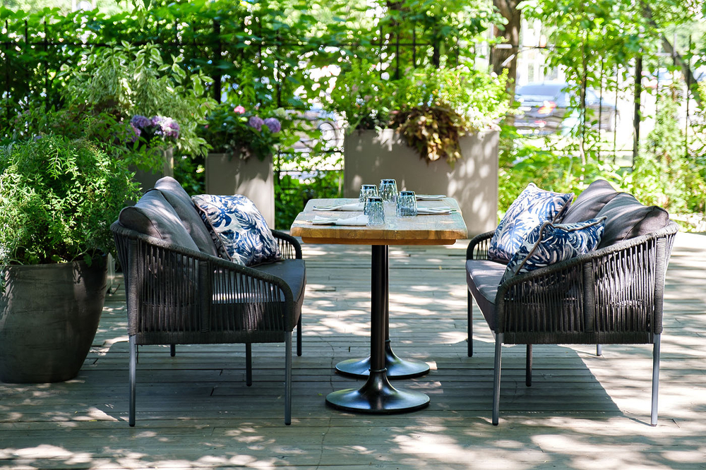 "Лугано" диван 3-местный плетеный из роупа, каркас алюминий темно-серый (RAL7024) муар, роуп темно-серый круглый, ткань темно-серая YB25-0027