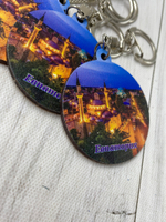 брелок с видами городов