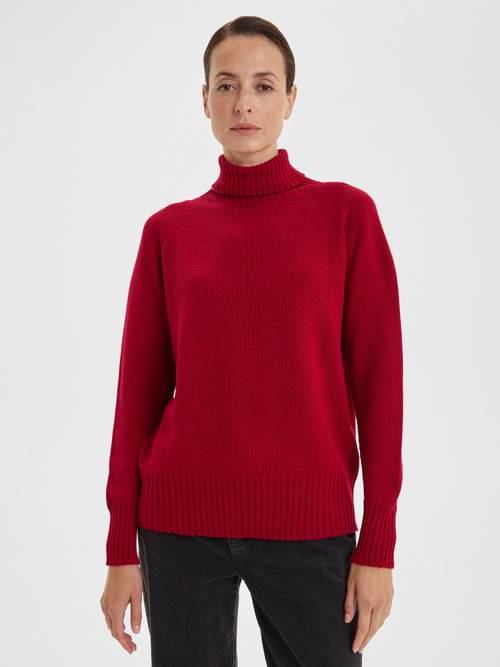 Свитер с высокой горловиной в рубчик