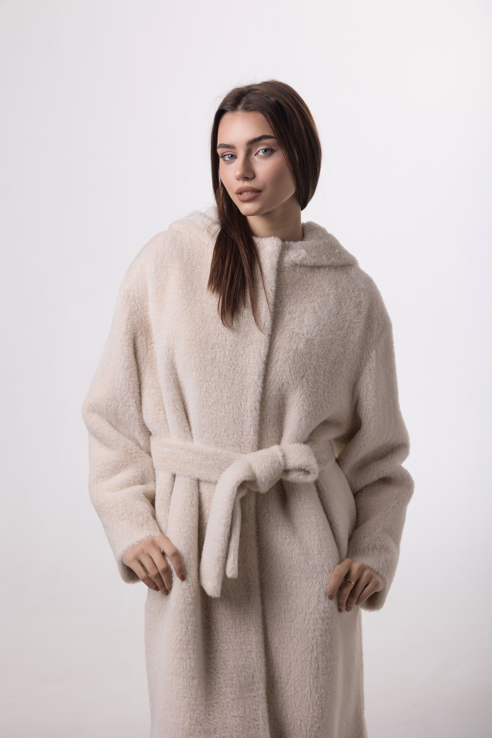 Пальто с капюшоном утепленное