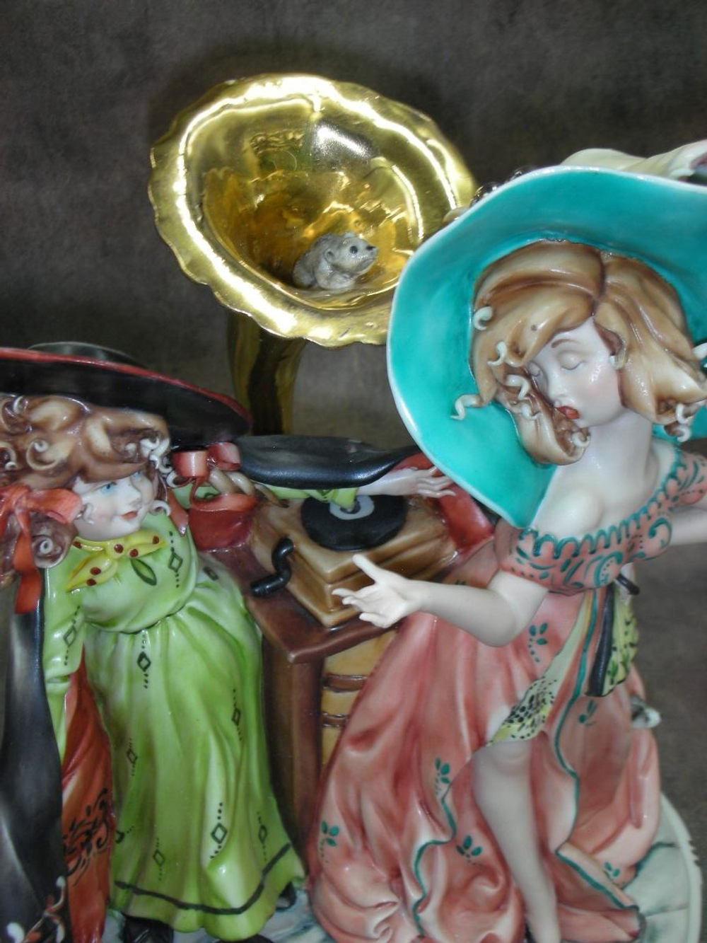 Статуэтка. Фарфор. На чердаке. Capodimonte. Италия