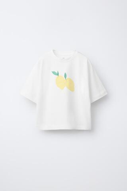 ZARA ФУТБОЛКА С НАШИВКОЙ «ЛИМОНЫ», ЖЕЛТОВАТО-БЕЛЫЙ