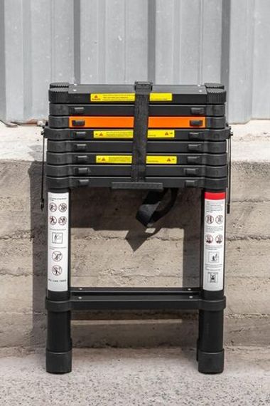 Лестница-стремянка телескопическая алюминиевая двухсекционная (2.6+2.6м,9+9ступенек, max нагрузка 150кг, вес 13.0кг) RockForce##Rock FORCE RF-UP260-2