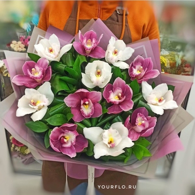 Букет из 13 белых и розовых орхидей