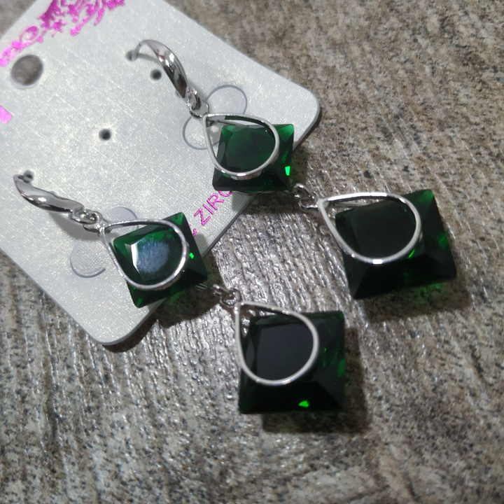 Серьги на англ.заст. Cubic Zirconia 2 кристалла квадрат в оправе капля цвет зеленый металл серебристый
