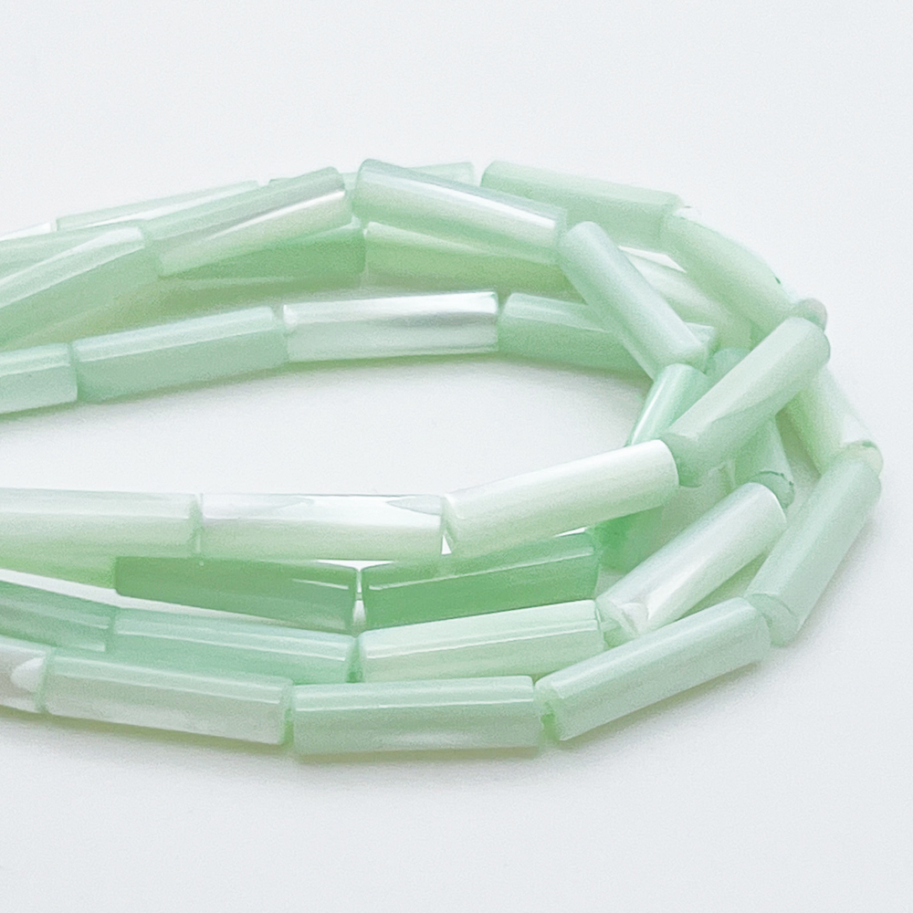 Перламутр тонированный, цвет салатовый, размер около 14*4 мм, цена за 13 шт (1/2 нити)