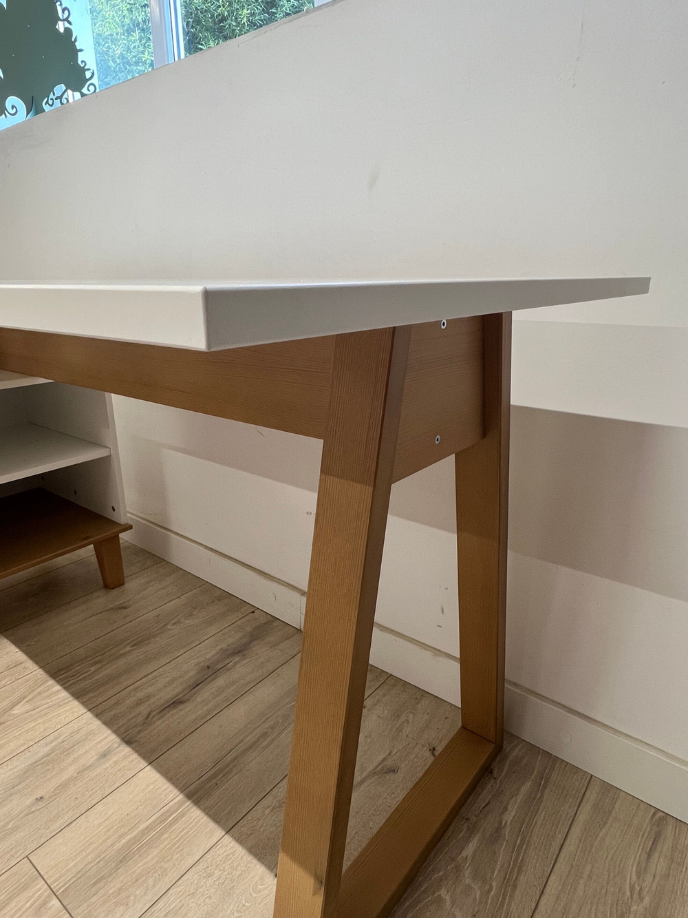 Стол письменный угловой Вест 158х130х77 см, белый, с 2 ящиками и полками, на ножках из массива сосны