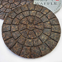 59267 Чай прессованный черный Пуэр Шу "Цзинлун, Бельгийская Вафля" мини бин, 200 гр