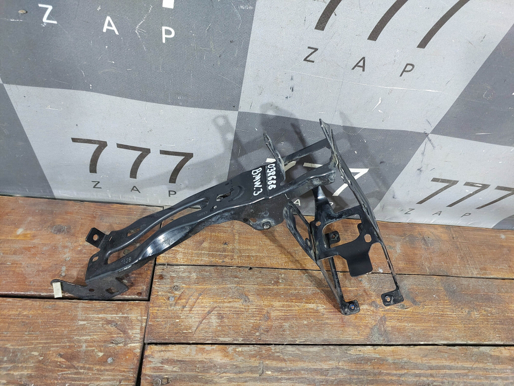 Кронштейн фары правый BMW 3-Series (F30) 11-20 Б/У Оригинал 51647245792