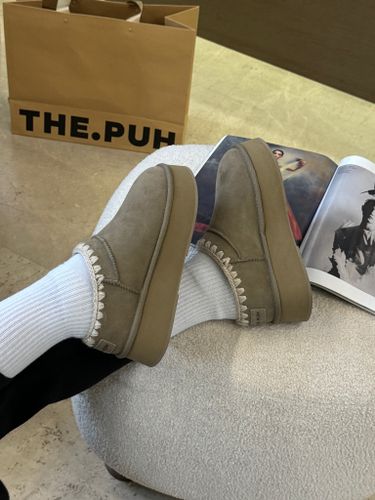 Оливковые низкие угги с контрастной отделкой