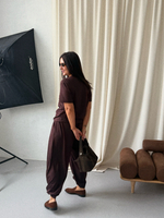 Костюм с силуэтной футболкой в шоколадном цвете