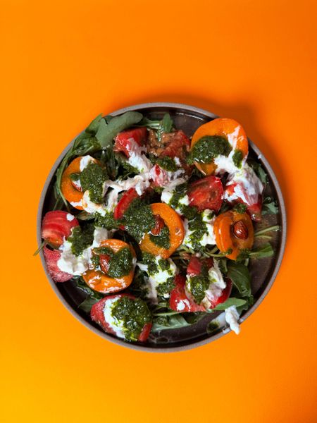 Салат с абрикосами, миндалём и salsa чимичурри Салат с абрикосами, миндалём и salsa чимичурри
