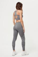 Топ бесшовный с вырезом на спине и рисунком милитари