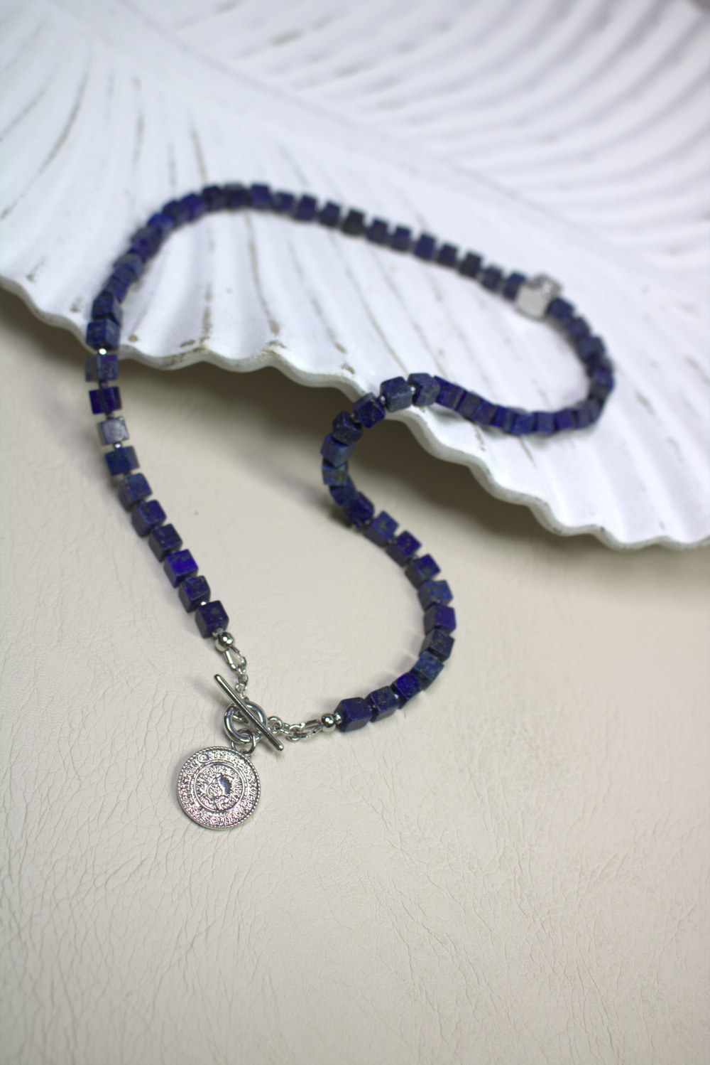 Чокер-колье женский из натурального лазурита «Лазурная линия»