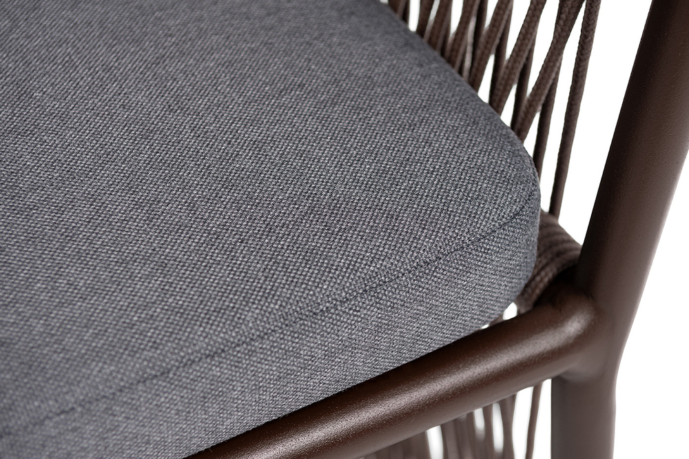 "Романо" стул плетеный из роупа, каркас алюминий коричневый (RAL8016) муар, роуп коричневый круглый, ткань темно-серая 027