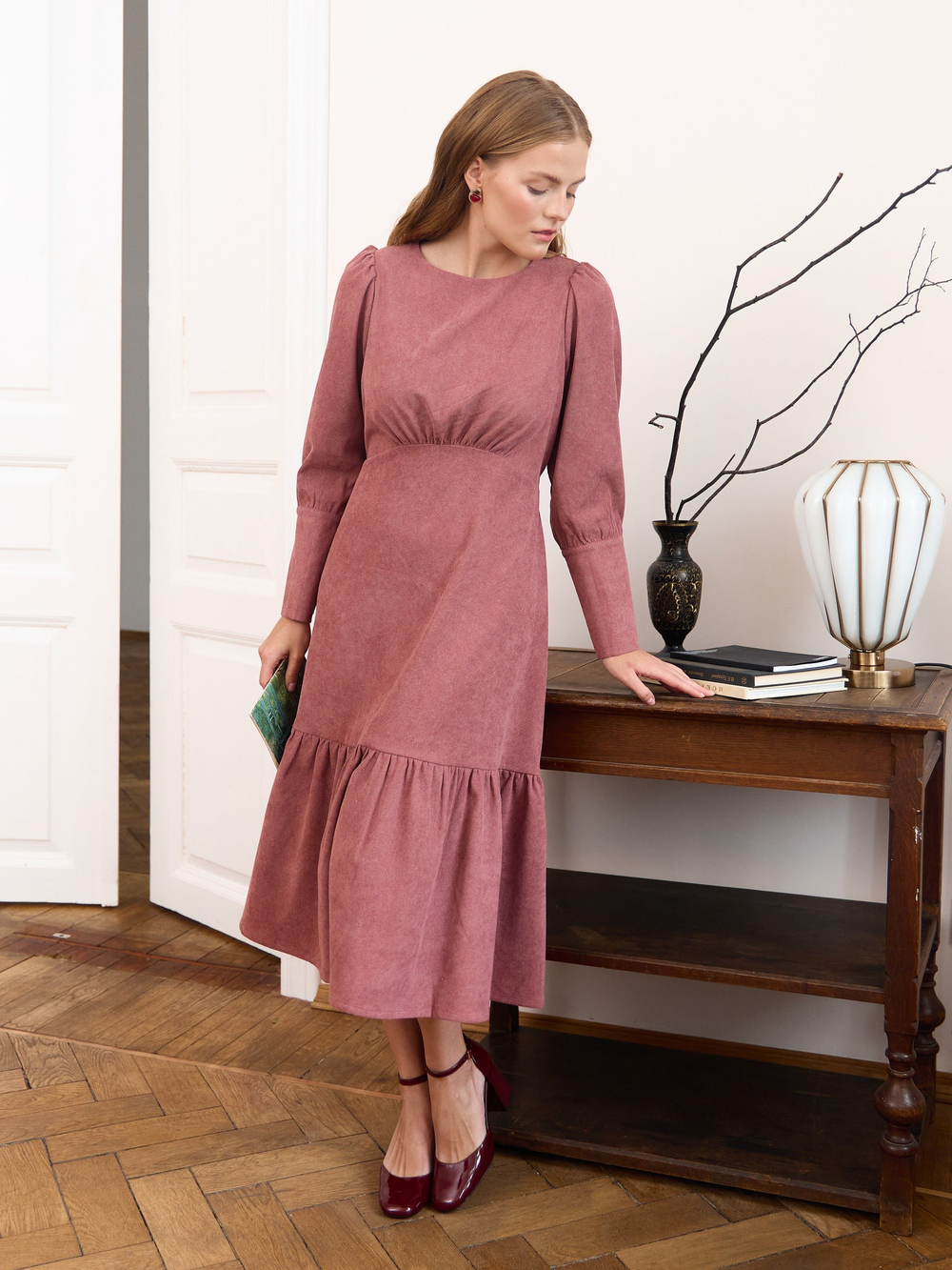 Платье с широкими манжетами